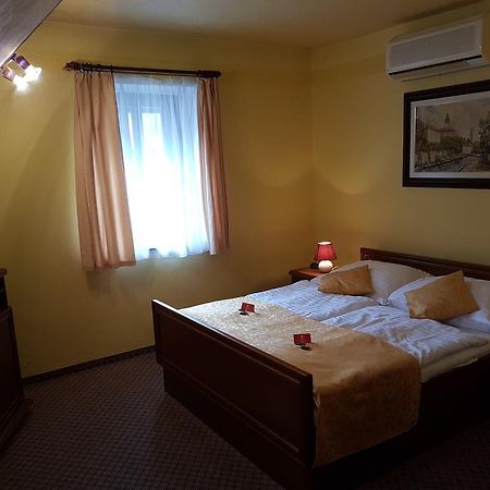 Hotel Barbora เชสกี้ครุมลอฟ ภายนอก รูปภาพ